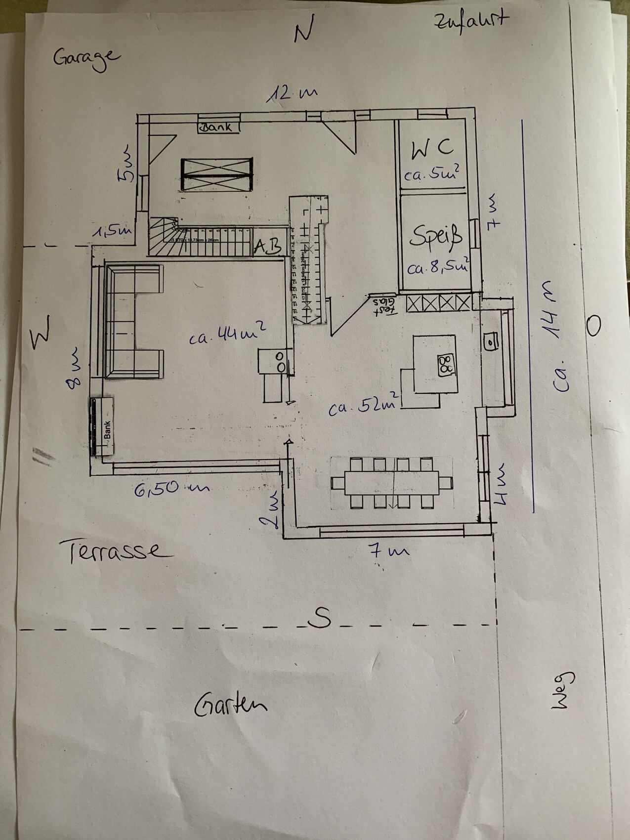 Handgezeichneter Grundriss eines Hauses: Wohnzimmer, Küche, Speis, WC, Garage, Terrasse.