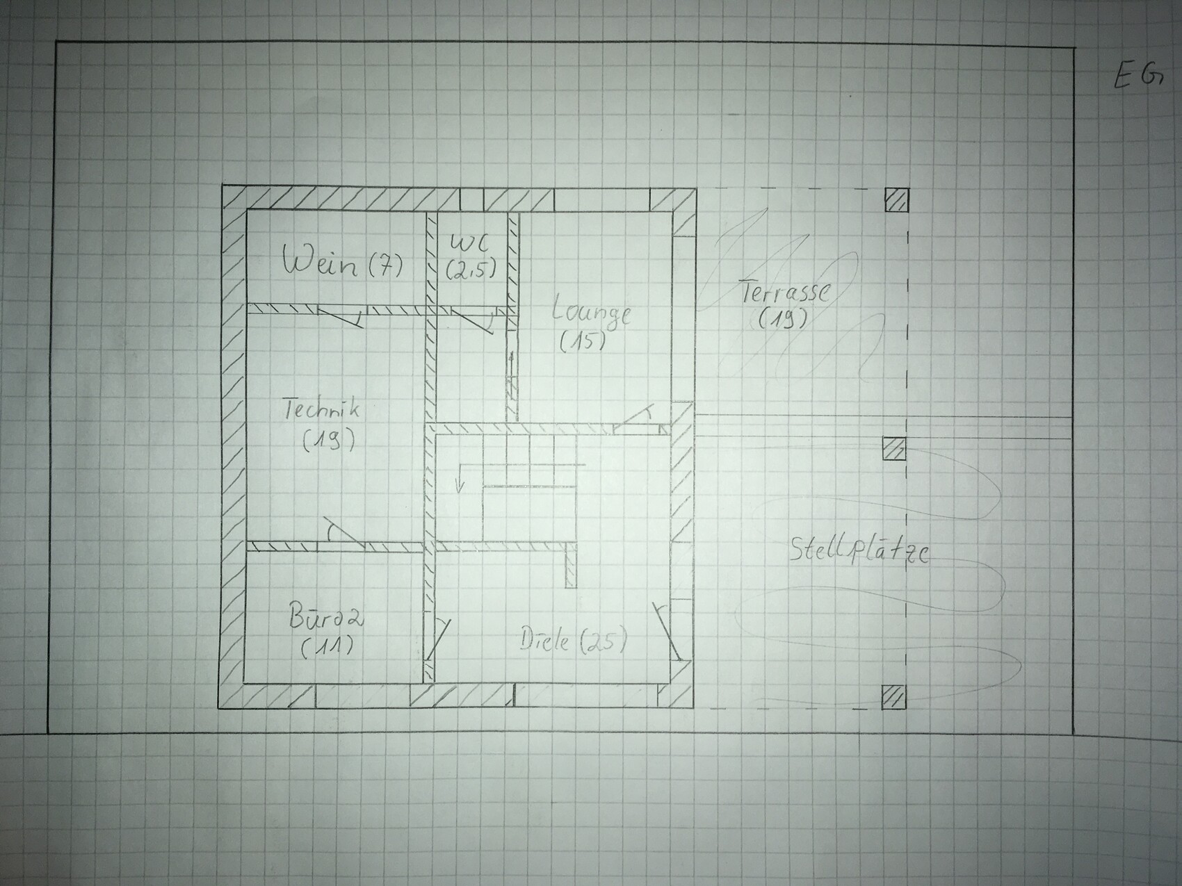 Grundriss eines Gebäudeteils mit Wein, Technik, Büro, Diele, Lounge, WC; Terrasse und Stellplätze.