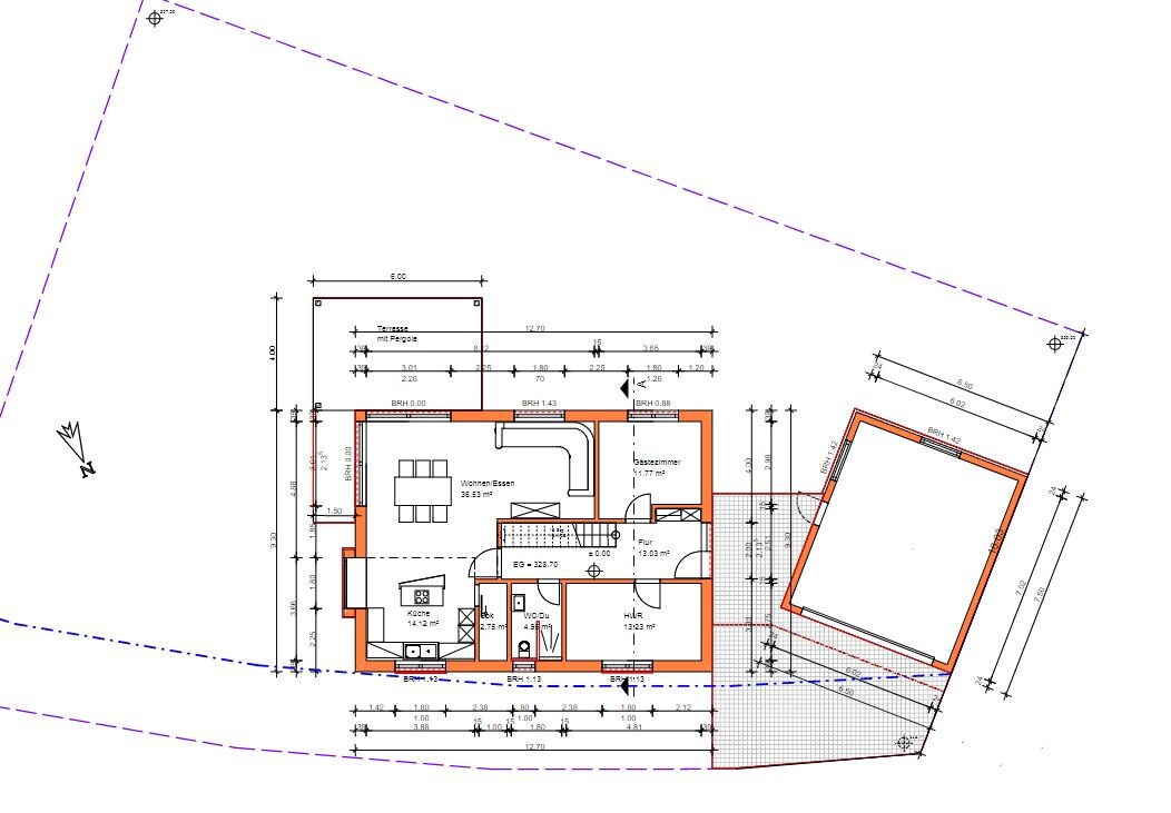 Grundriss eines Hauses mit orange Umrandung; Räume wie Wohnzimmer, Küche, Flur, Terrasse.