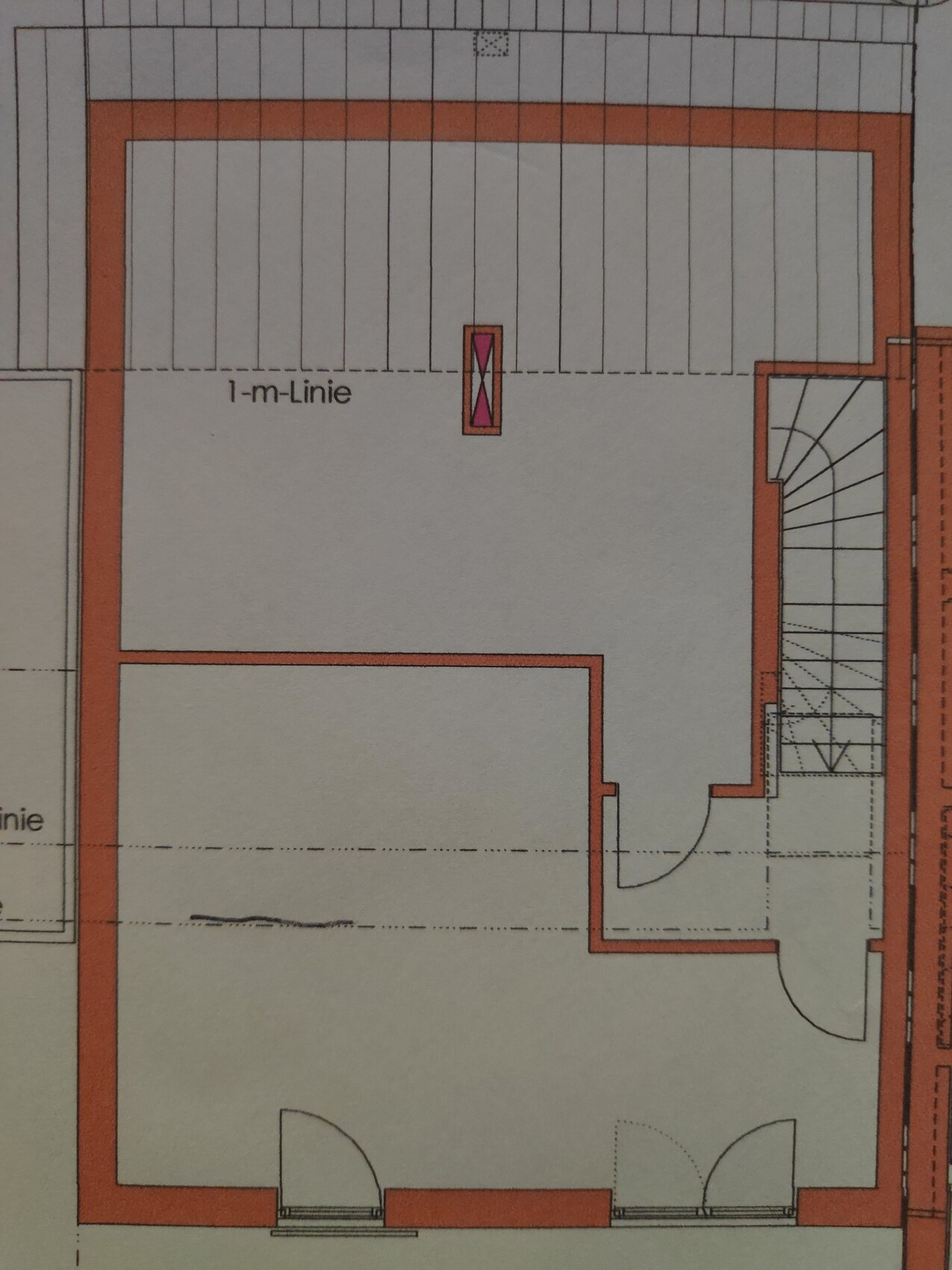 Grundriss eines Innenraums mit roten Wänden, Treppe rechts, Türen unten, Beschriftung 1-m-Linie.
