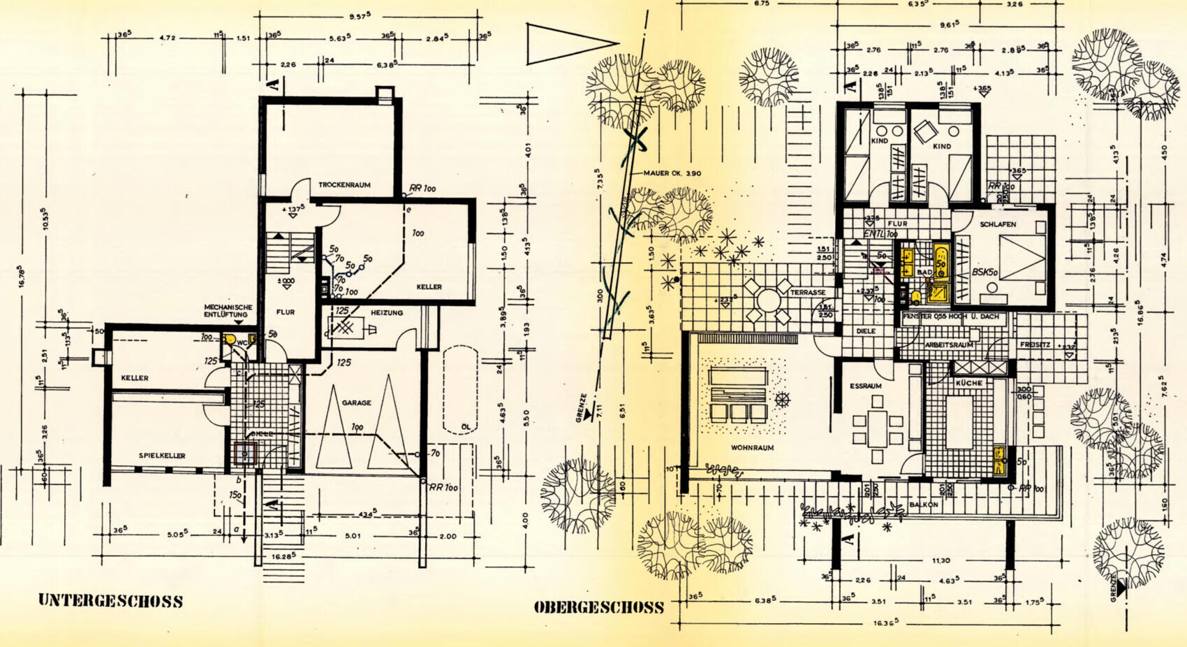 Architektonischer Grundriss eines Hauses mit Unter- und Obergeschoss und Gartenumgebung