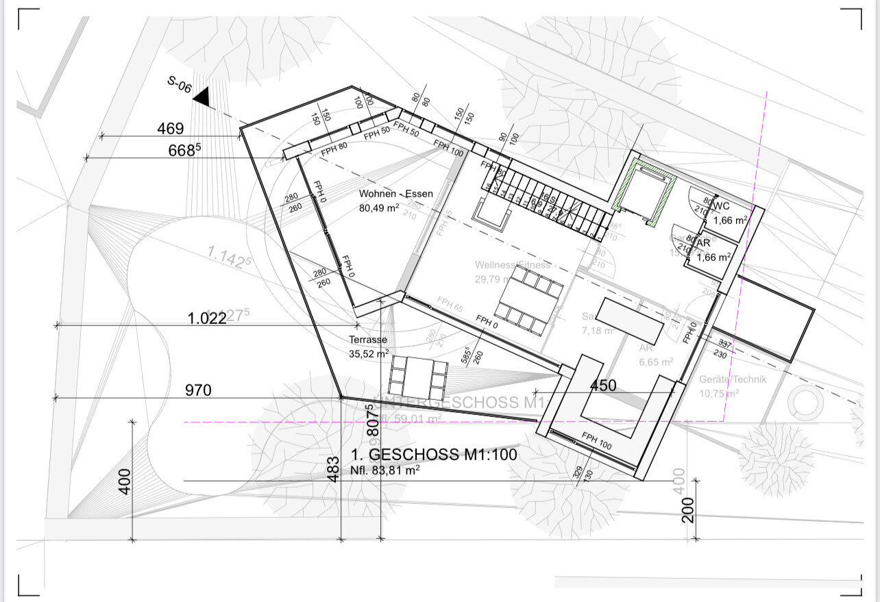 Grundriss eines Hauses: Wohnen/Essen, Terrasse, Wellness, WC, Maßstab 1:100.