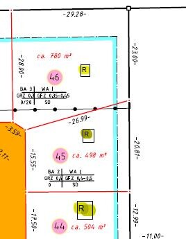 2D-Grundrissplan eines Hauses mit farblich markierten Räumen und Abmessungen.