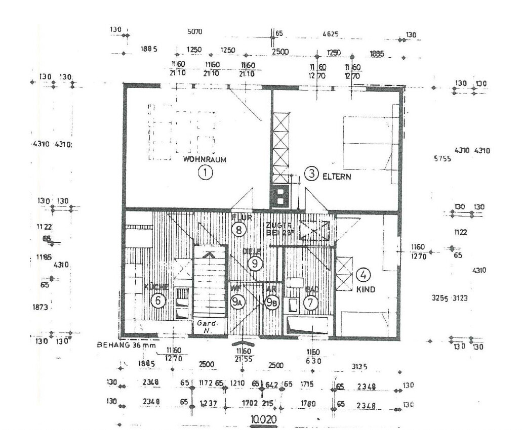 Grundriss eines Hauses mit Wohnzimmer, Eltern- und Kinderzimmer, Flur und Treppenhaus.