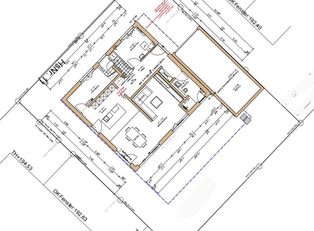 Grundriss eines Wohnhauses mit Zimmern, Möbeln, Maßen und blauer Umrandung.