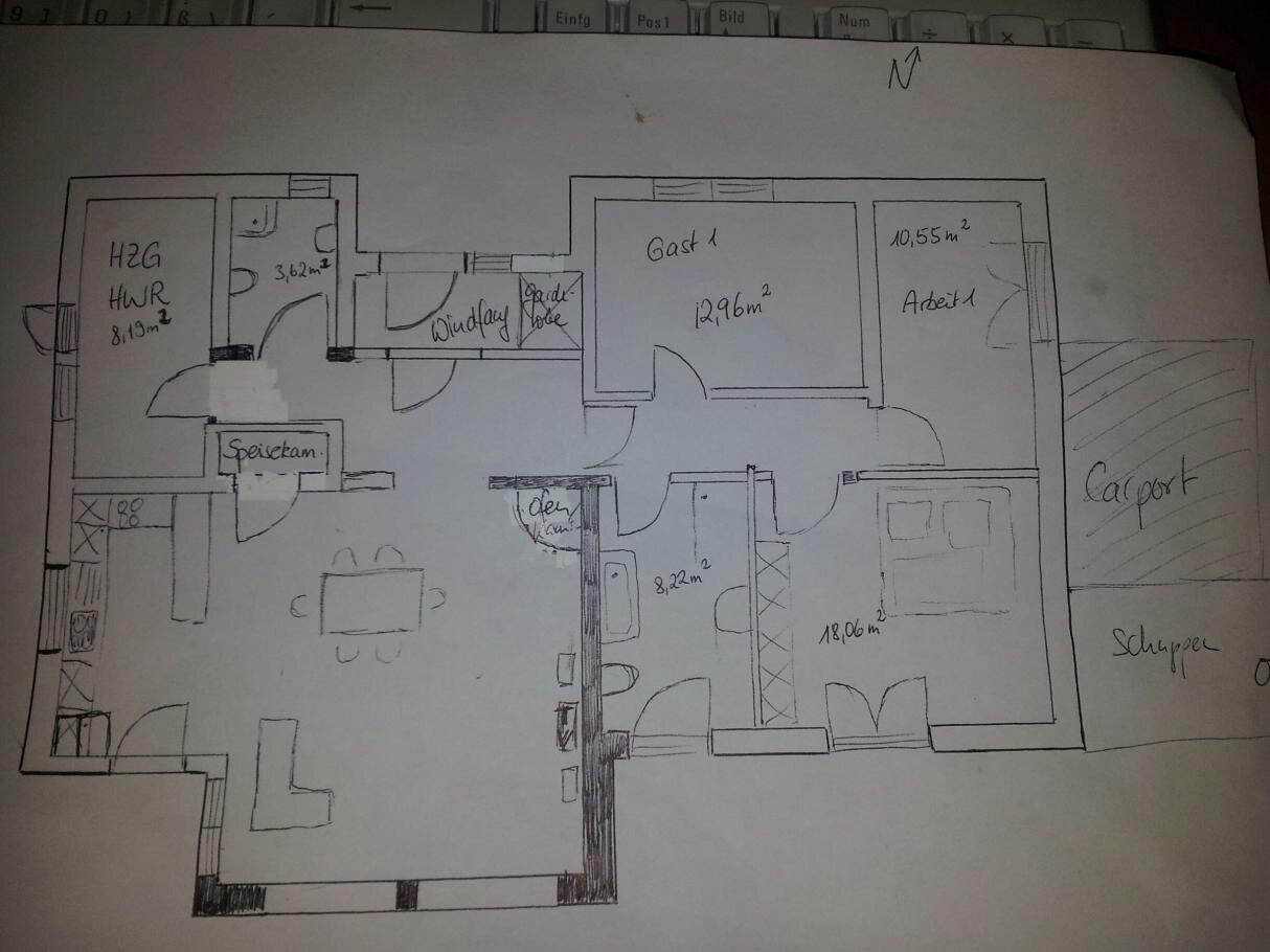 Handgezeichnete Grundriss-Skizze eines Hauses mit Wohnraum, Küche und Schlafzimmer