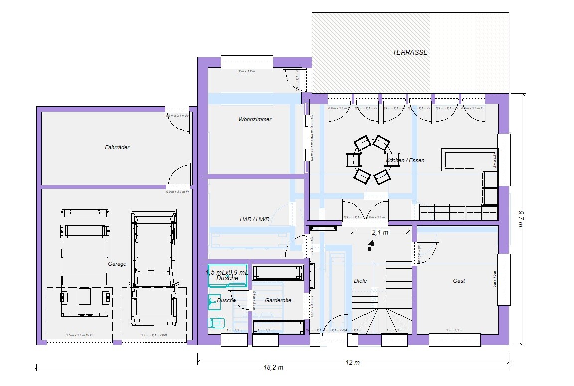 Grundriss eines Hauses: Garage, Fahrräder, Wohnzimmer, Kochen/Essen, Diele, Gast, Terrasse.