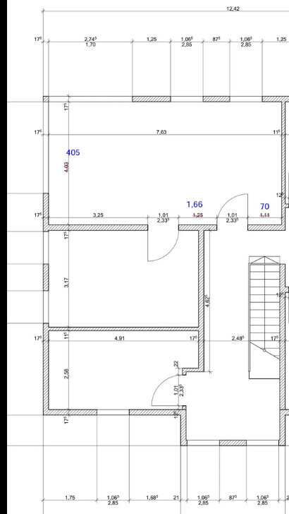 Grundriss eines Innenraums: Wände, Türen und Treppen mit Maßlinien und Raumnummern.