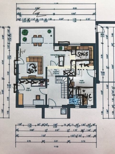 Grundriss eines Wohnhauses: Wohnzimmer, Esszimmer, Küche, Bad, Flur, Treppenhaus.
