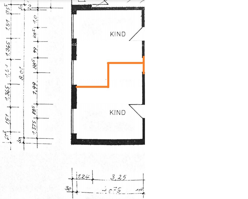 Grundriss eines Hauses mit zwei Kinderzimmern, orange markierte Verbindungslinie im Flur.