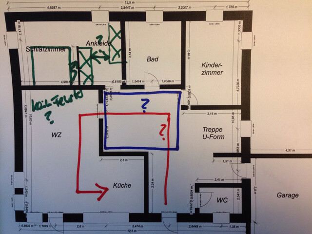 2D Grundrissplan eines Hauses mit markierten Räumen Küche, Wohnzimmer, Bad und Treppe.