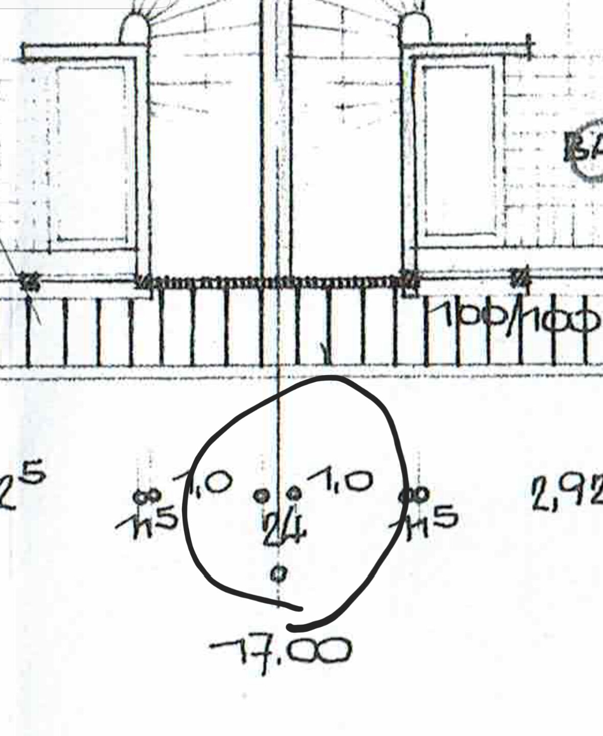 Zweidimensionale Grundrisszeichnung eines Hausplans mit Türen und Maßangaben