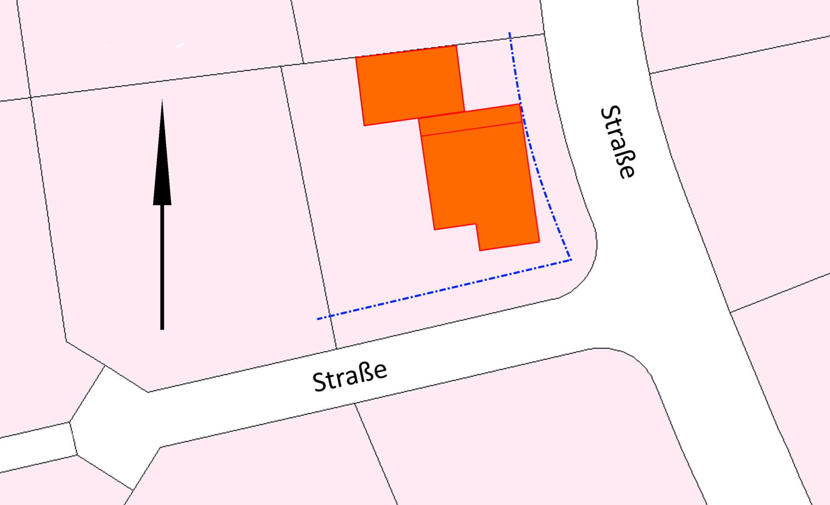 Lageplan: Eckgrundstück mit zwei orangefarbigen Gebäuden, blaue Grenzlinie und Nordpfeil.