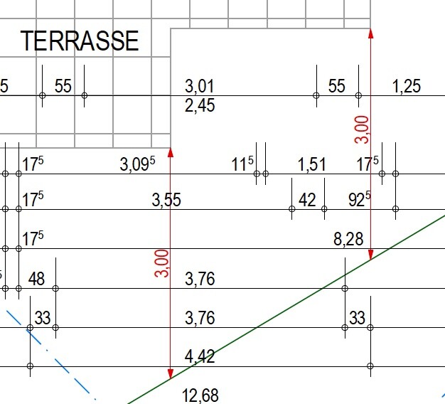 Grundrissplan mit Terrasse, Maßangaben und Gebäudestruktur