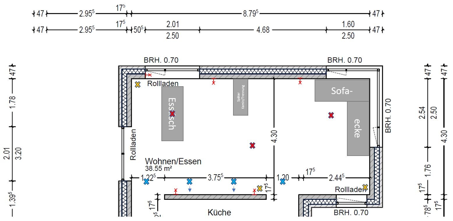 Grundriss eines Wohn-/Essbereichs mit Küche, Esstisch, Sofa, Eckschrank und Rollläden.