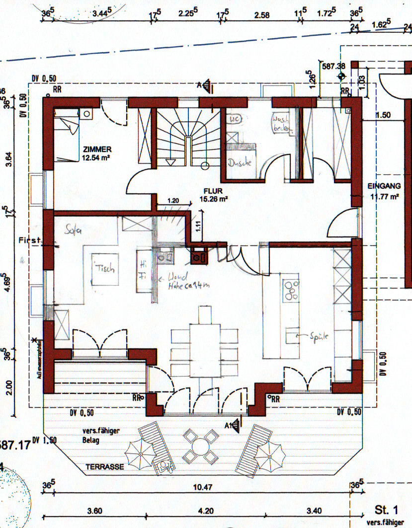 Grundriss eines Hauses: Küche, Wohnzimmer, Flur, Terrasse, Eingang.