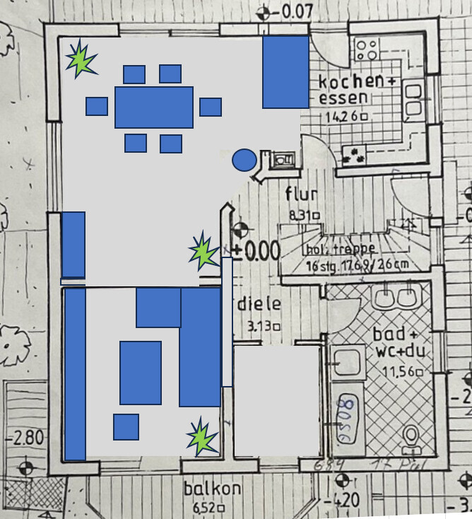 Grundriss einer Wohnung: Wohnzimmer mit Esstisch, Küche, Flur, Bad, Balkon; blaue Möbel.