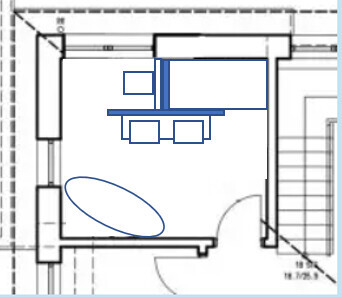 Grundrissplan eines Wohnraums mit Sofa, Tisch und Eingangsbereich.