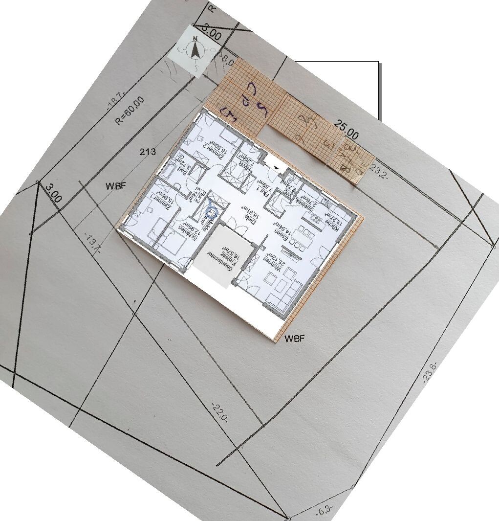 Überlagerter Grundriss einer Wohnung auf einer Architektenzeichnung mit Maßen.