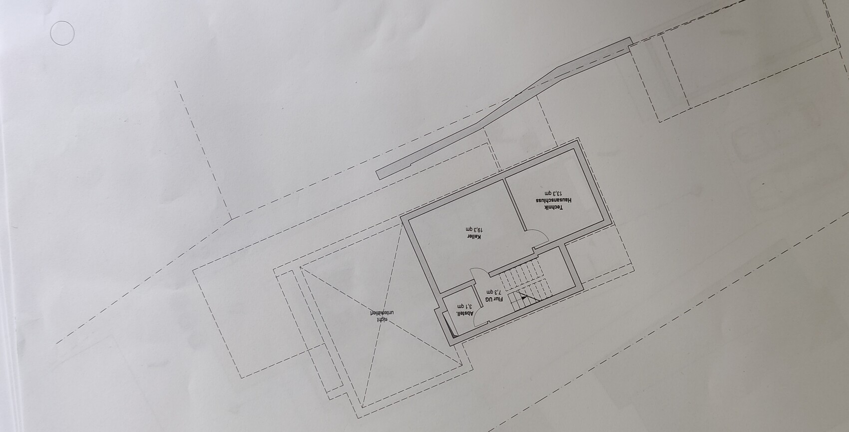 Grundriss eines Gebäudeteils mit Treppe, Flur und Kellerräumen auf Plan.