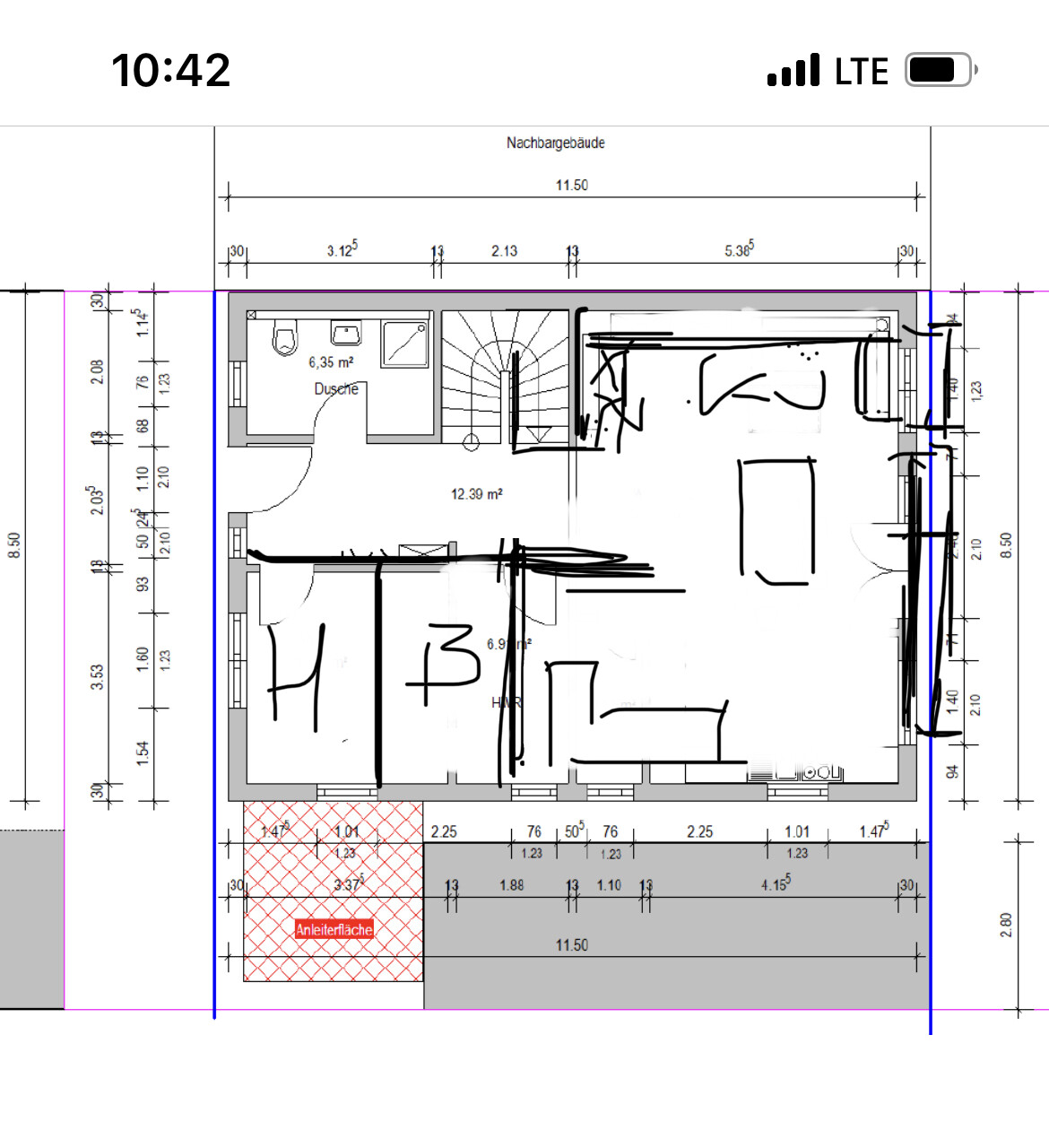 Zweidimensionaler Haus-Grundriss mit Räumen, Treppe, Türen und Maßlinien