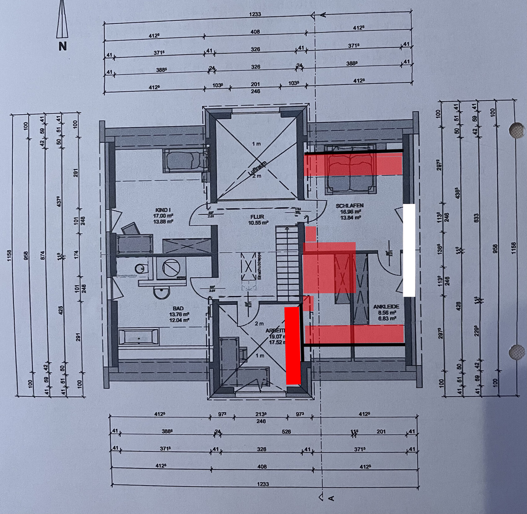 Detaillierter Grundriss eines Hauses mit Zimmern, Flur und Schlafzimmer