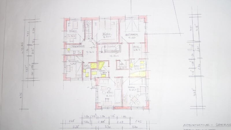 Handgezeichneter Hausgrundriss mit Zimmeraufteilung und Maßen.