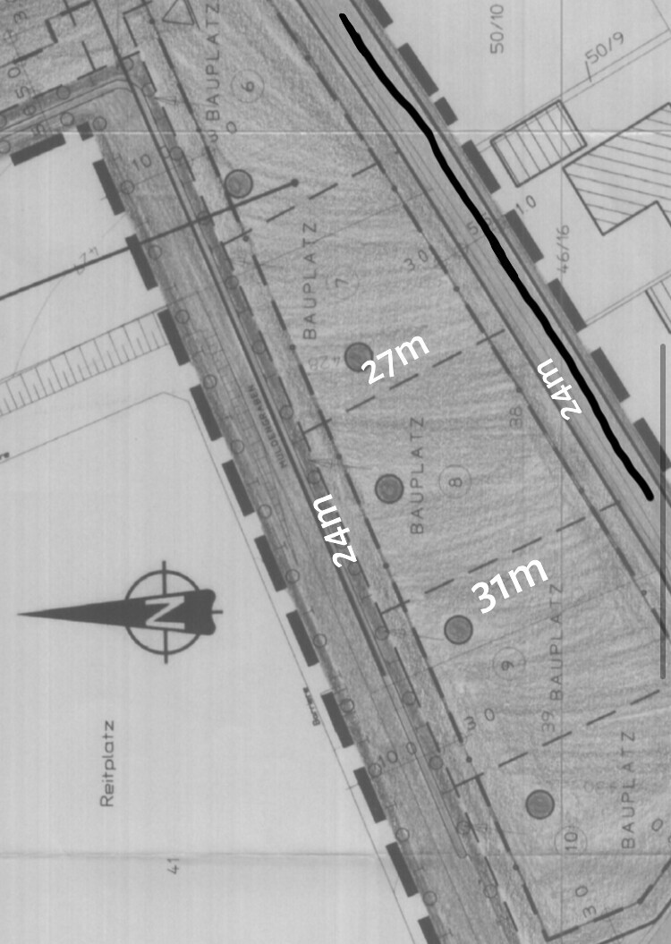 Schwarz-weißer Bauplan eines Grundstücks mit Maßen (27m, 24m, 31m) und Nordpfeil.