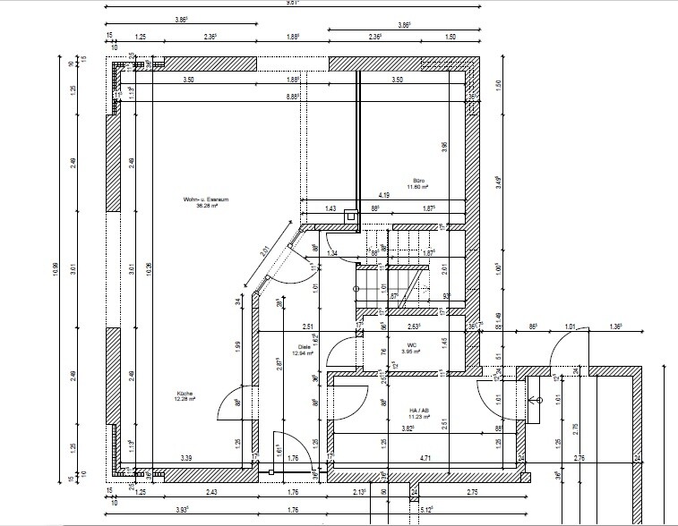 Technischer Grundriss eines Wohnraums: Wände, Türen und maßgenaue Maße.
