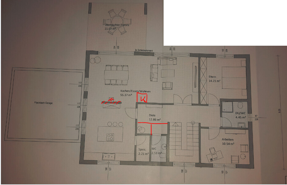 Grundriss eines Hauses mit offener Küche/Essen/Wohnen, Diele, Eltern- und Arbeitszimmer, WC/DU.