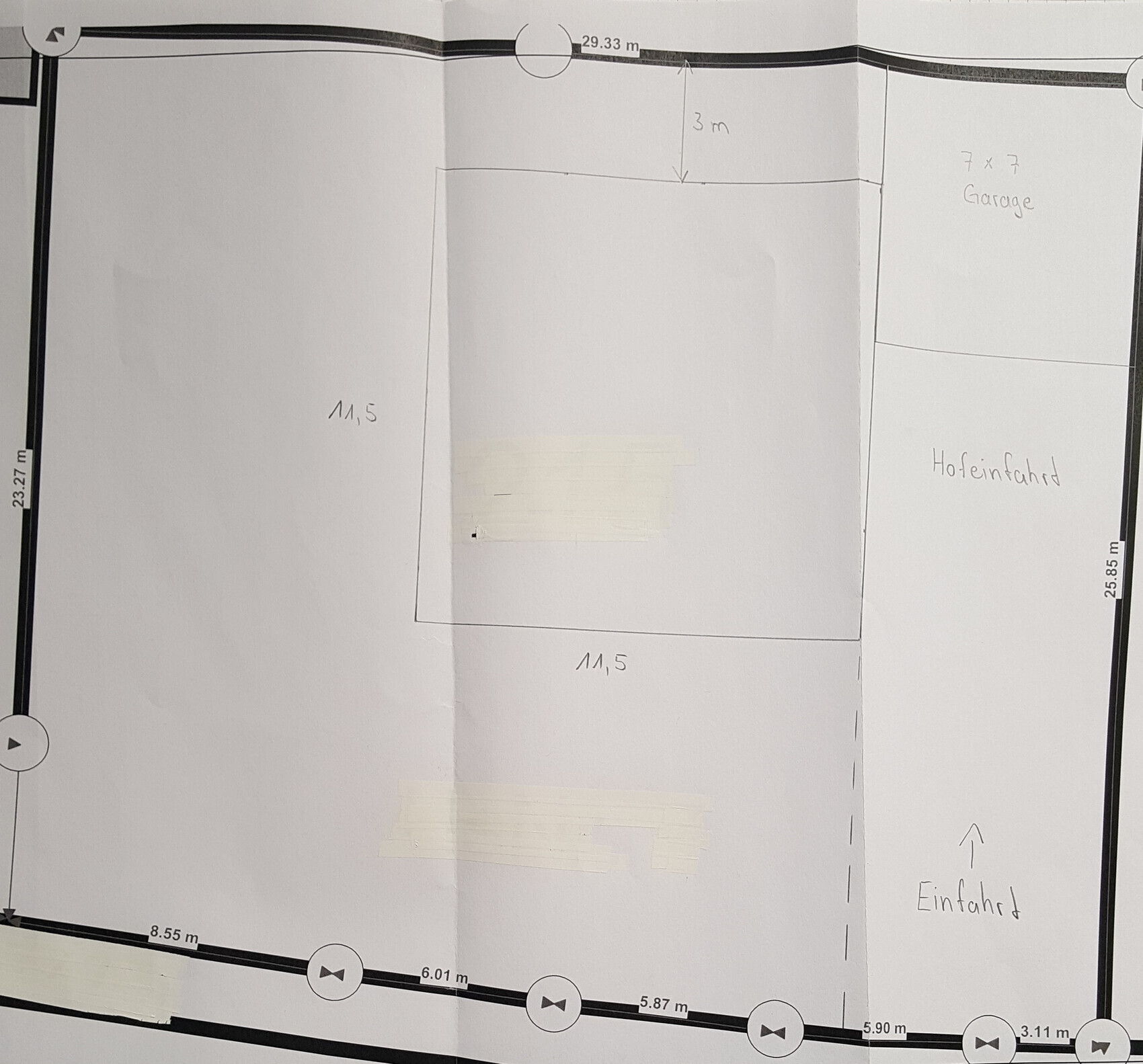 Grundriss eines Grundstücksplans: rechte Seite Garage (7x7), Hofeinfahrt und Einfahrt, Maße in Metern.