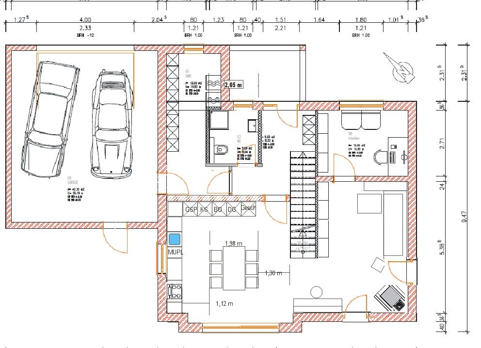 Grundriss eines Einfamilienhauses mit Garage, Küche, Essbereich, Wohnzimmer und Treppe.