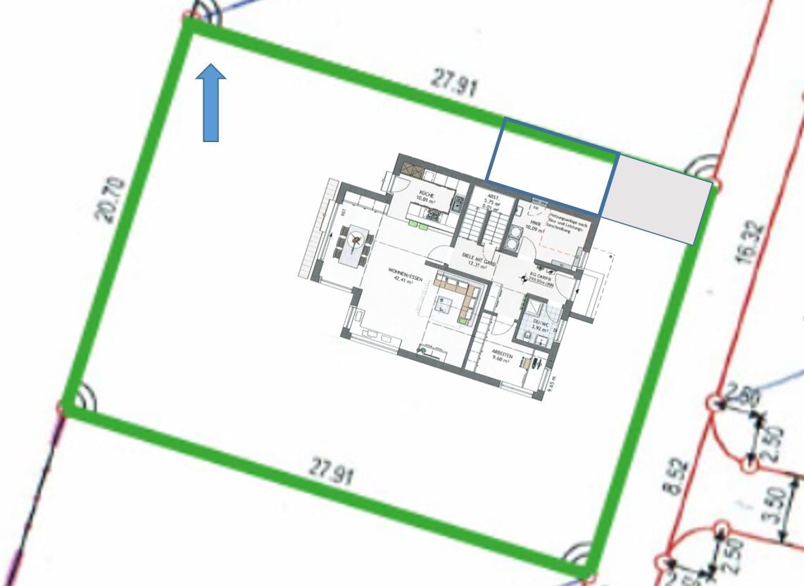 Grundriss eines Hauses innerhalb einer großen, grünen Grundstücksbegrenzung mit Nordpfeil.