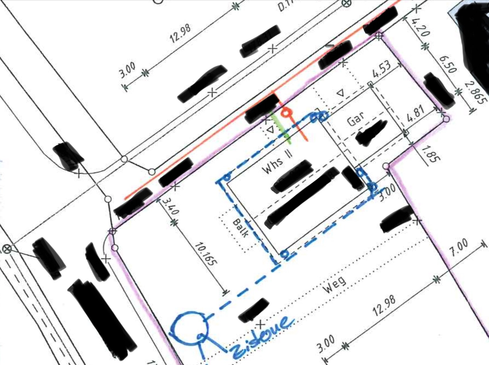 Grundriss eines Bauplans mit Straßenabschnitt, Parkflächen, Markierungen und Zonen.