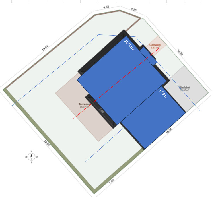 Lageplan eines Hausgrundstücks mit blauem Gebäudekörper, Terrasse und Zufahrt, Maßlinien.
