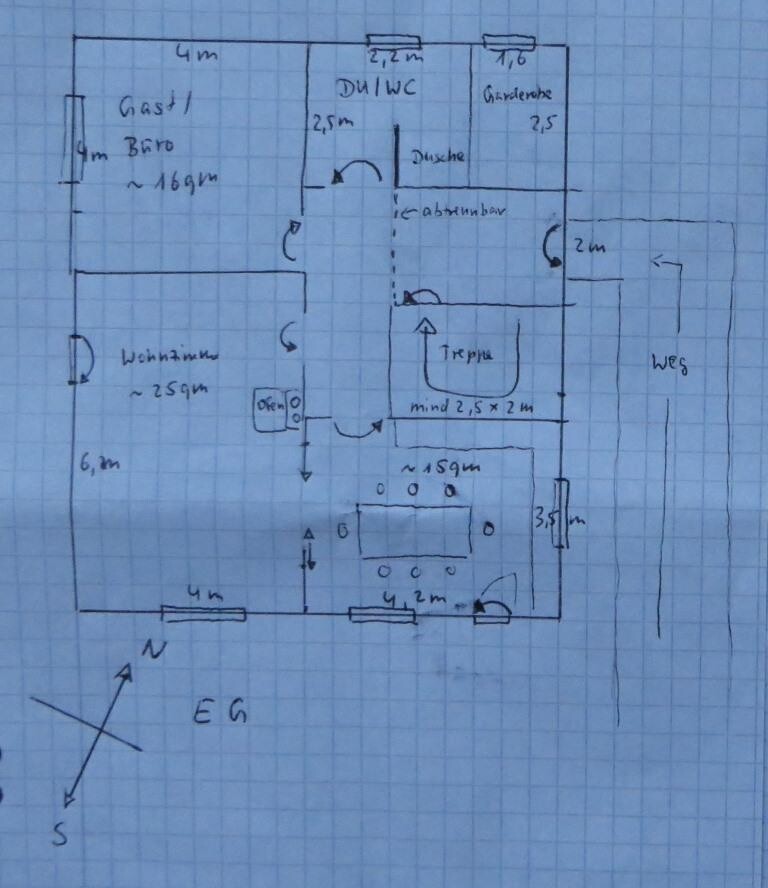 Handgezeichneter Grundriss eines Wohn- und Küchenbereichs mit Bad, Treppen und Eingängen.