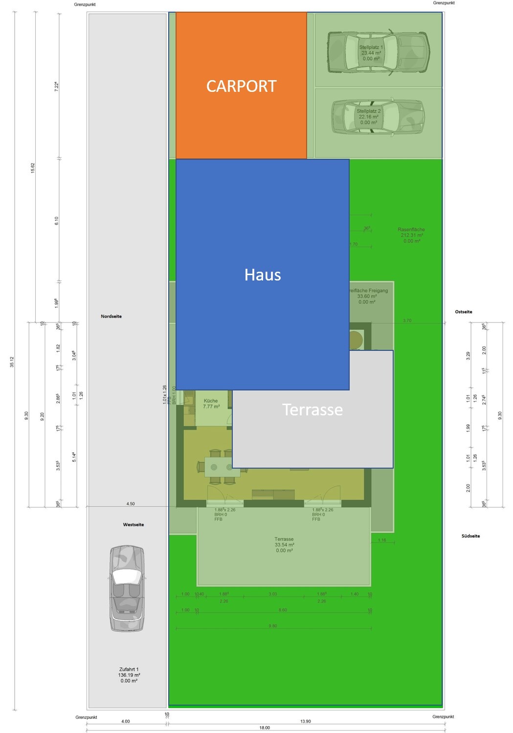Grundstücksplan: Blaues Haus, orange Carport, graue Terrasse, grüne Rasenfläche, Parkplätze.