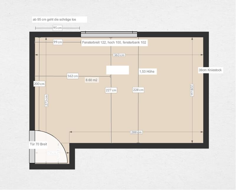 Grundriss eines Innenraums mit Maßen, Türen und Fenstern