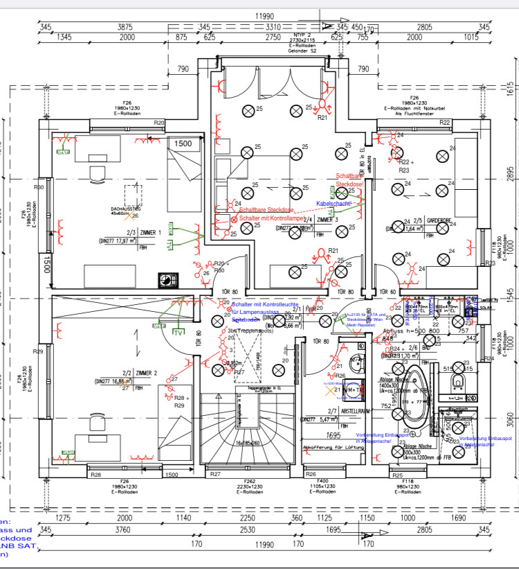 Grundriss eines Hauses mit mehreren Räumen, Türen, Treppen und roten Elektrohinweisen