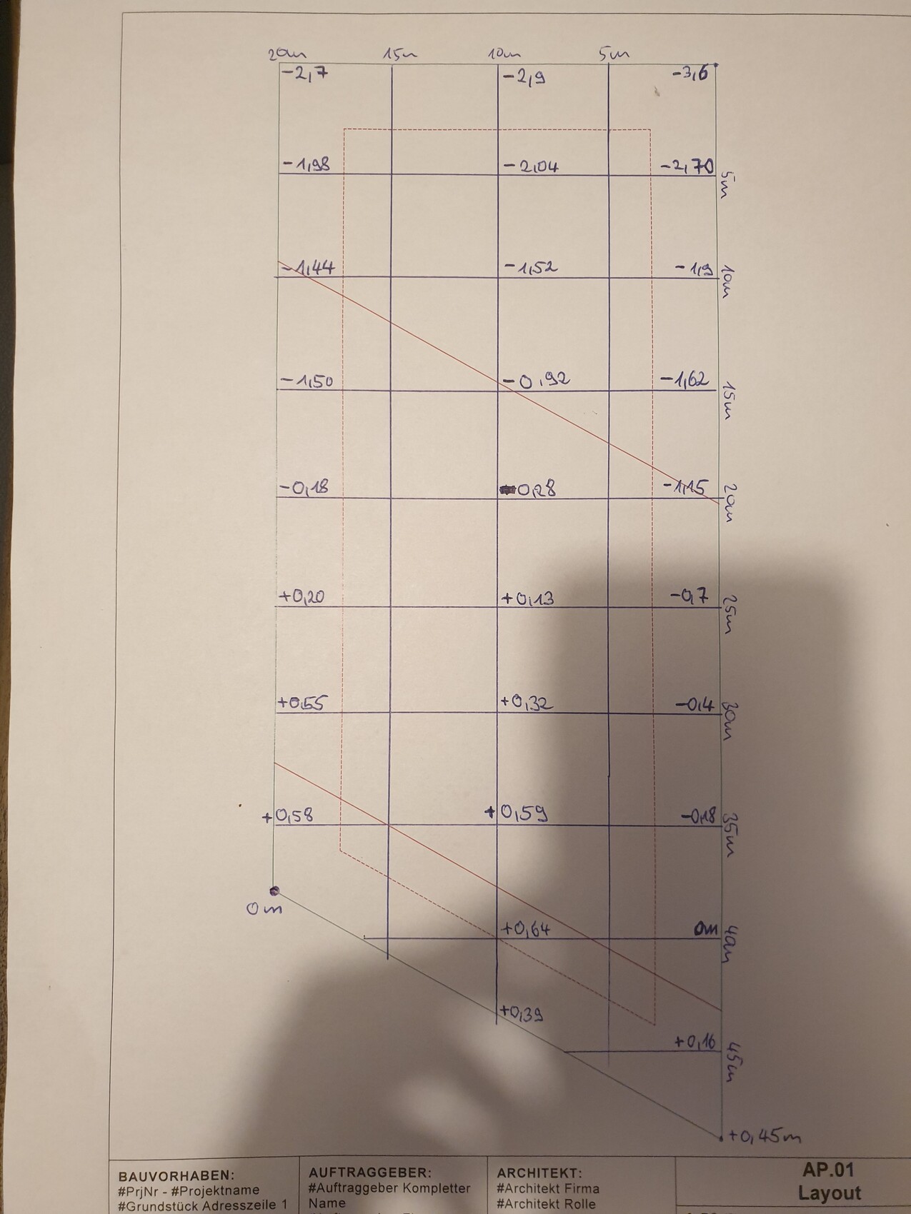 Handgezeichneter Grundriss-Layout-Plan mit Gitterlinien und Abmessungen
