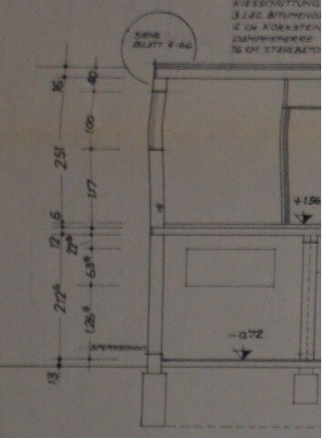 Architektonischer Grundrissplan mit Abmessungen und Wandlinien eines Gebäudes
