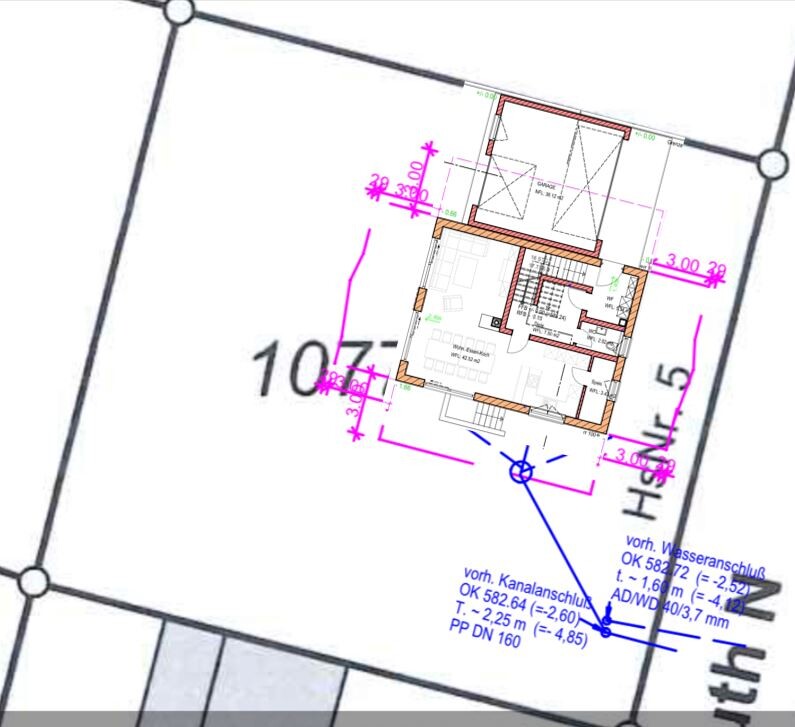 Grundriss eines Hauses auf einem Grundstück mit Grenzlinien, Maßangaben und Farbcodierung.