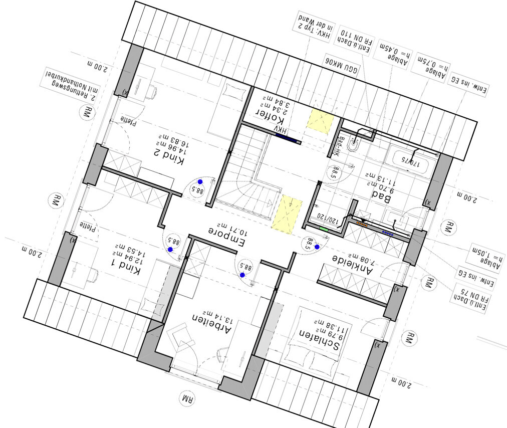 Grundriss eines Wohnhauses mit mehreren Zimmern, Treppe, Bad, Küche und Balkonen.