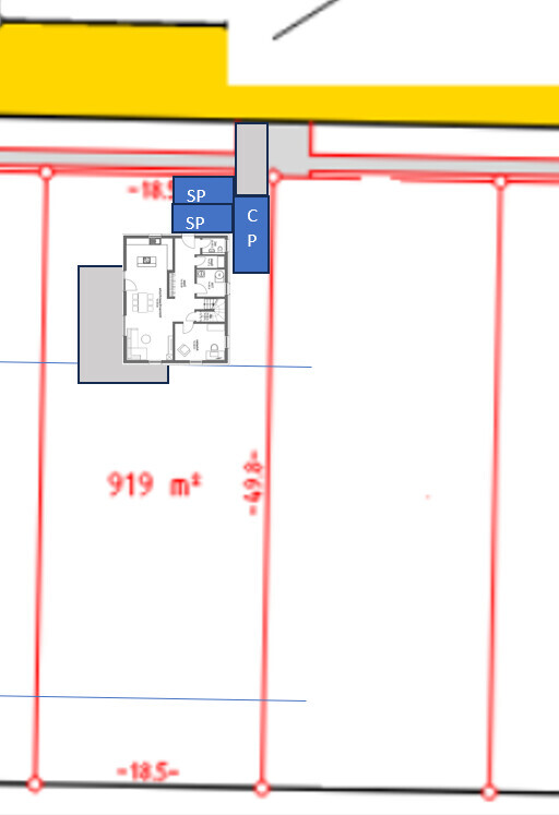 Grundriss einer Parzelle mit Gebäude links, Fläche 919 m², gelber Bereich oben.