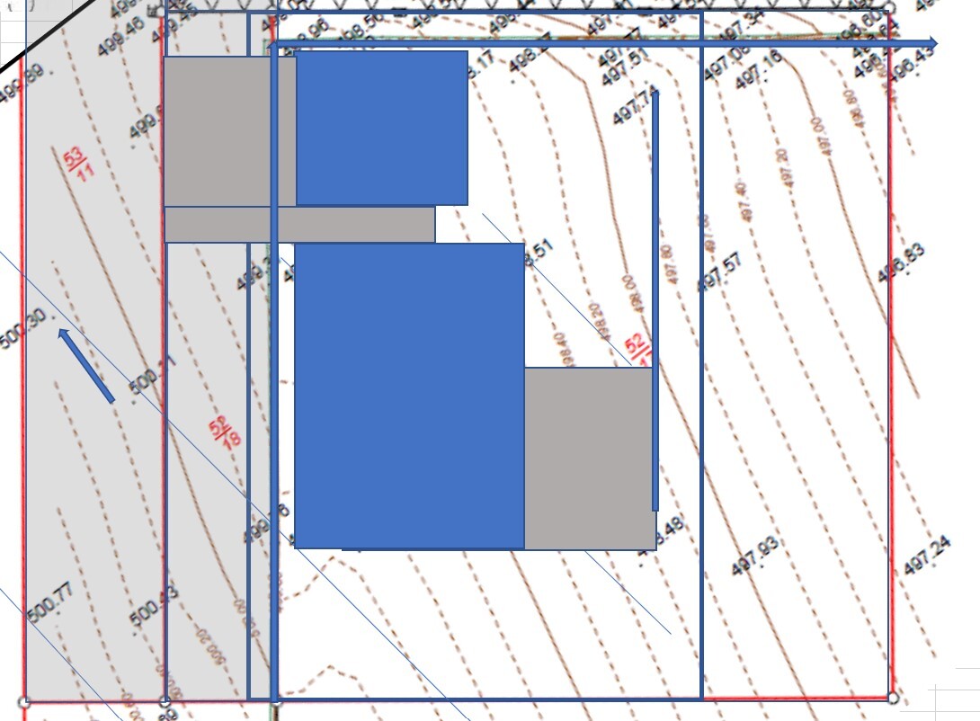 Lageplan mit blauen Gebäudeflächen, grauen Anbauten, rotem Rand und Konturlinien.