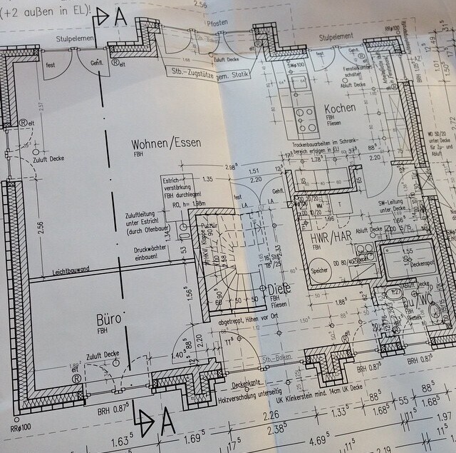 Grundriss einer Wohnung mit Wohnen/Essen, Kochen, Büro, Diele und HWR/HAR.