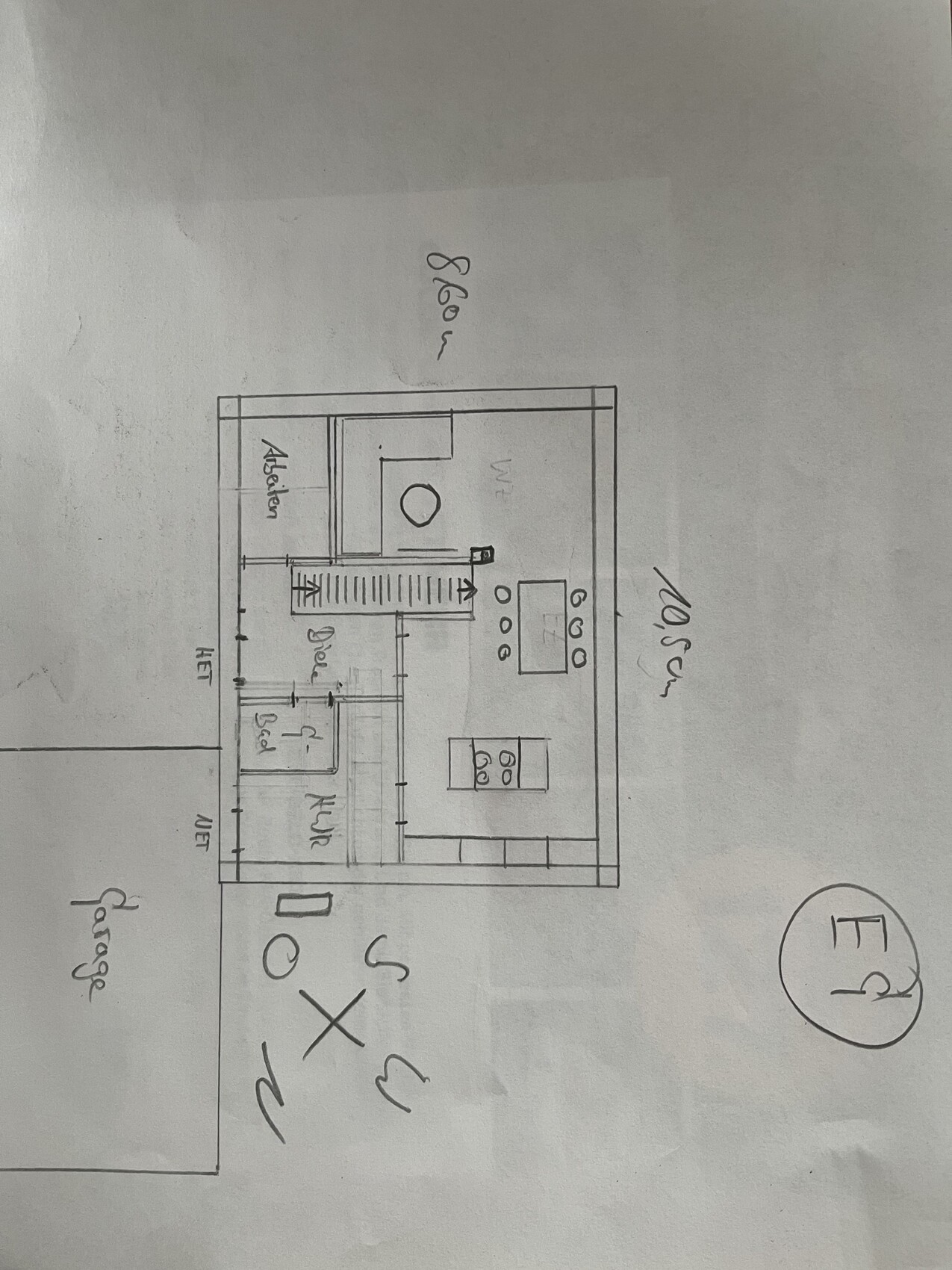 Handgezeichnete Grundriss-Skizze einer Wohnung: Küche, Wohnzimmer, Flur und Treppe.