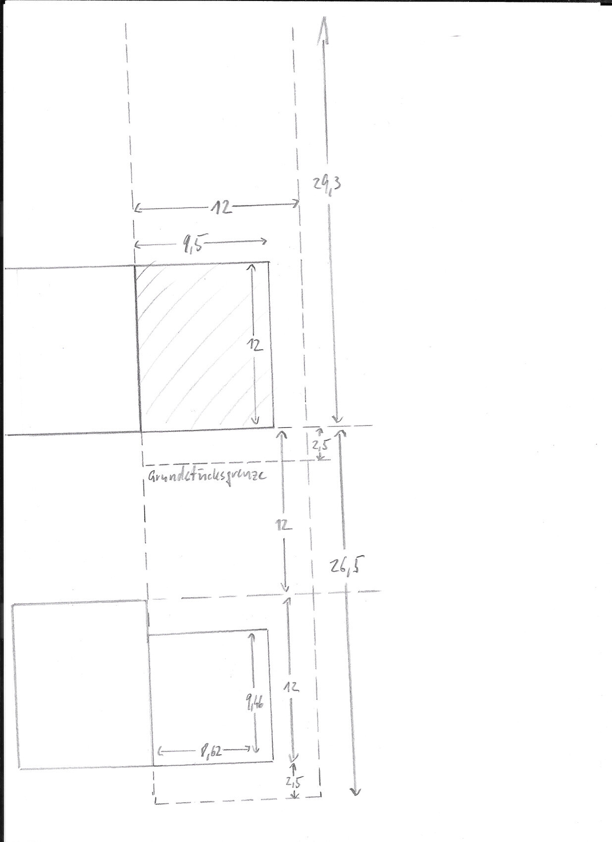 Handgezeichnete Grundrissskizze mit Maßen und Grundstücksgrenze
