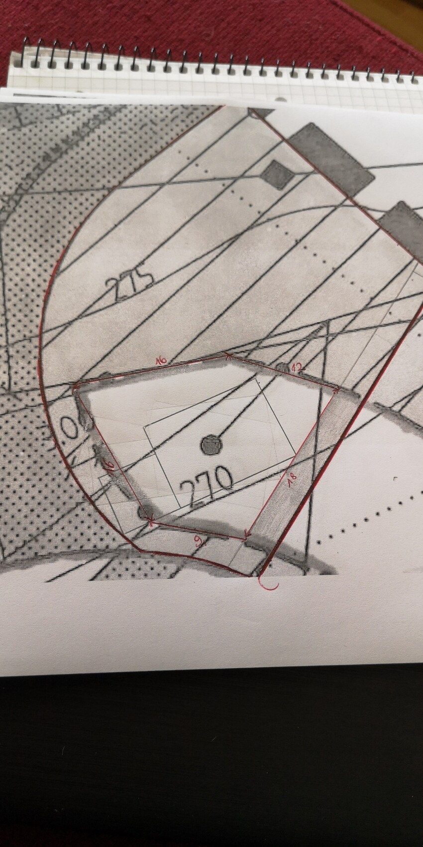 Handskizze einer technischen Zeichnung mit Kreissegment, roten Umrissen und Maßzahlen.