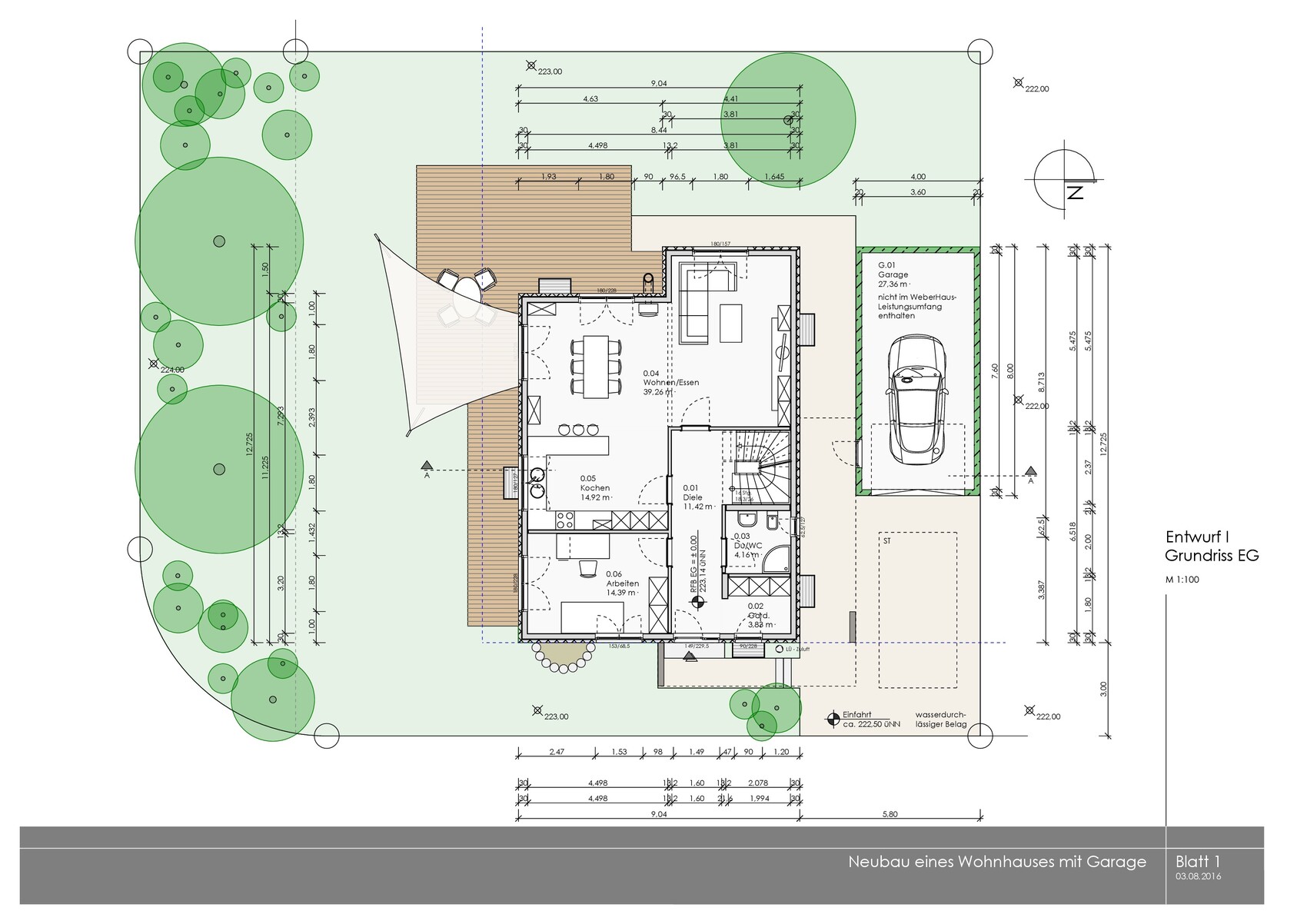 Grundrissplan eines Wohnhauses mit Garage, Garten und Terrasse.